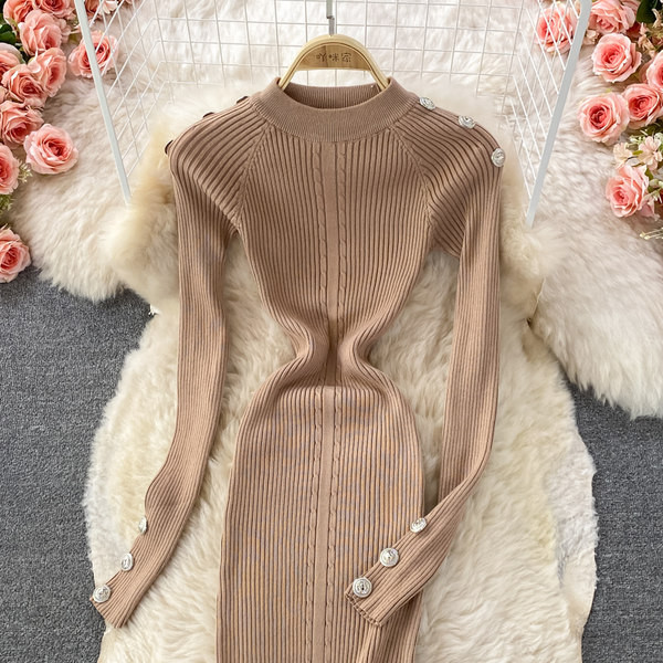 Női ruha ovális nyakkivágással és gombokkal