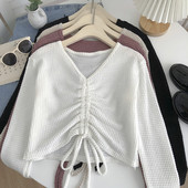 Alkalmi blúz spitz nyakkivágással és nyakkendővel