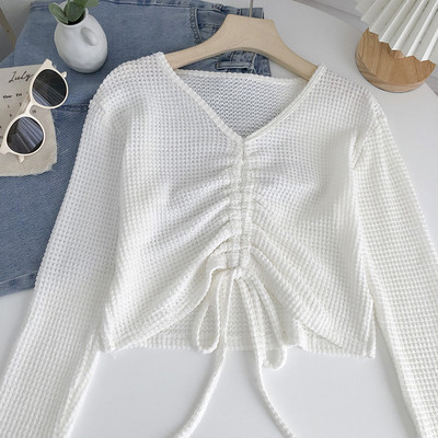 Alkalmi blúz spitz nyakkivágással és nyakkendővel