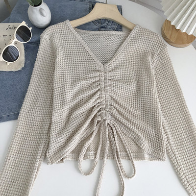 Alkalmi blúz spitz nyakkivágással és nyakkendővel