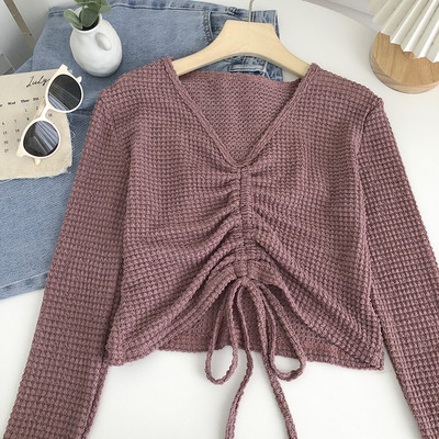 Alkalmi blúz spitz nyakkivágással és nyakkendővel