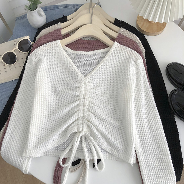 Alkalmi blúz spitz nyakkivágással és nyakkendővel