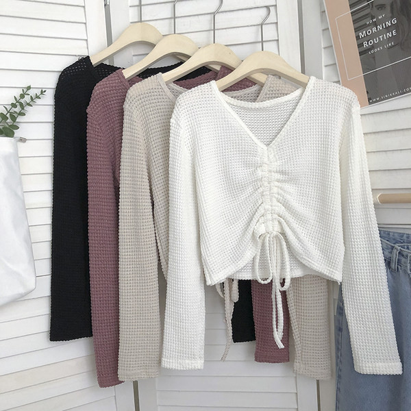 Alkalmi blúz spitz nyakkivágással és nyakkendővel