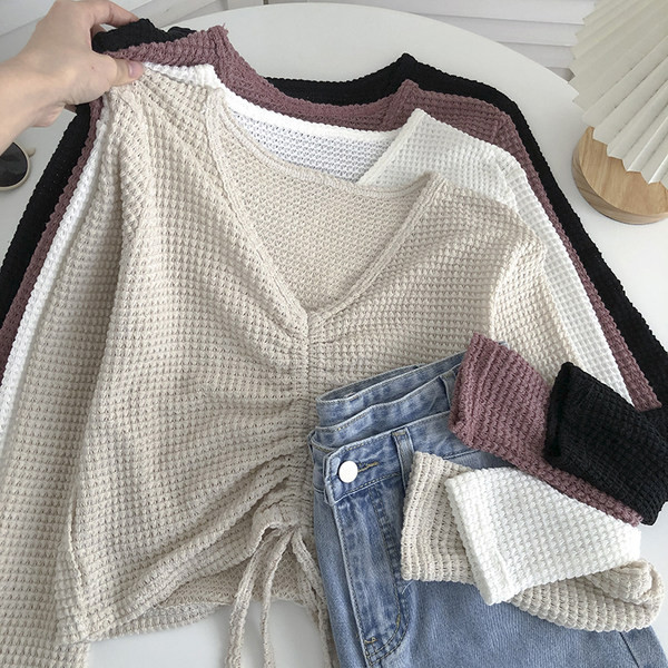 Alkalmi blúz spitz nyakkivágással és nyakkendővel