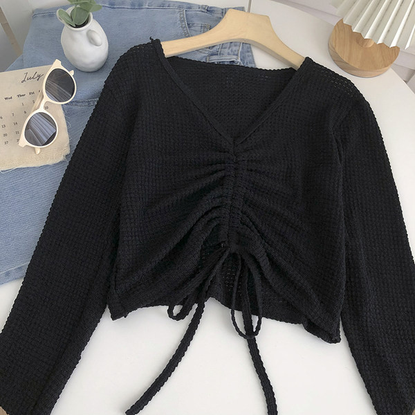 Alkalmi blúz spitz nyakkivágással és nyakkendővel