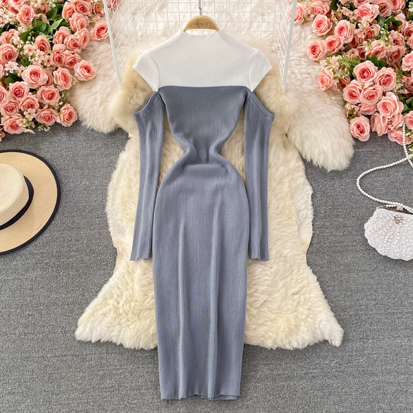 Paljaste õlgade ja pikkade varrukatega naiste velvetist kleit