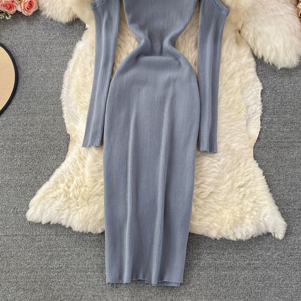 Paljaste õlgade ja pikkade varrukatega naiste velvetist kleit