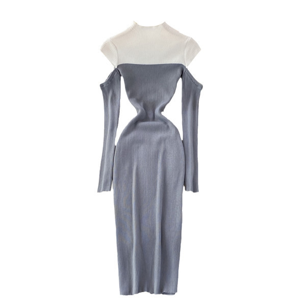 Paljaste õlgade ja pikkade varrukatega naiste velvetist kleit