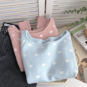 Lezser pöttyös pulóver ovális nyakkivágással