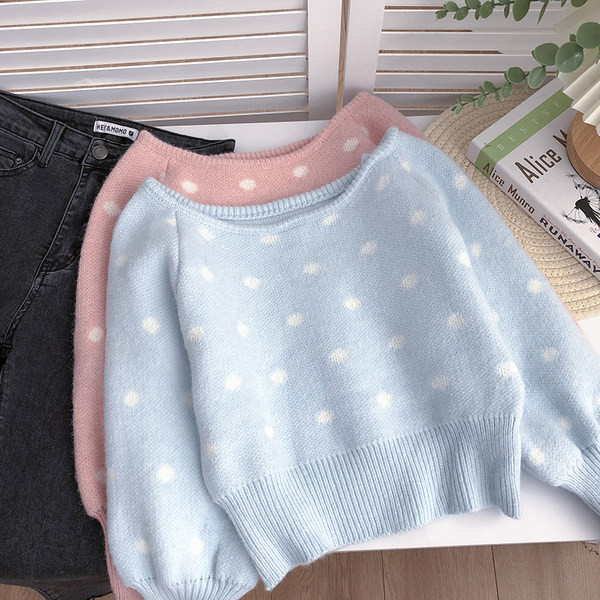 Lezser pöttyös pulóver ovális nyakkivágással