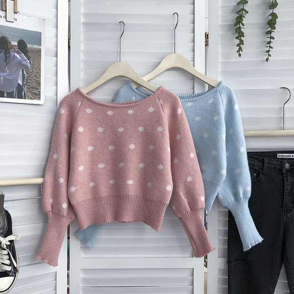 Lezser pöttyös pulóver ovális nyakkivágással