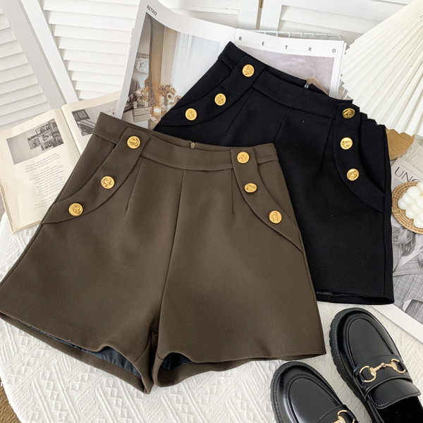 Modern női rövidnadrág gombokkal - magas derék