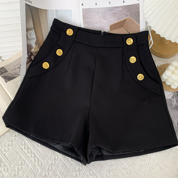 Modern női rövidnadrág gombokkal - magas derék