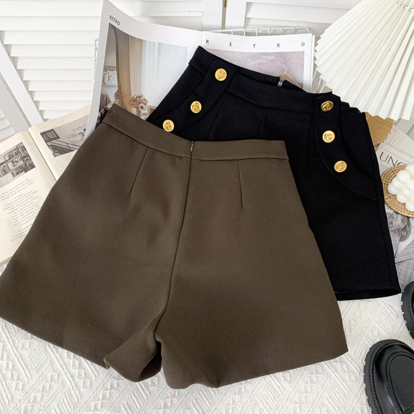 Modern női rövidnadrág gombokkal - magas derék