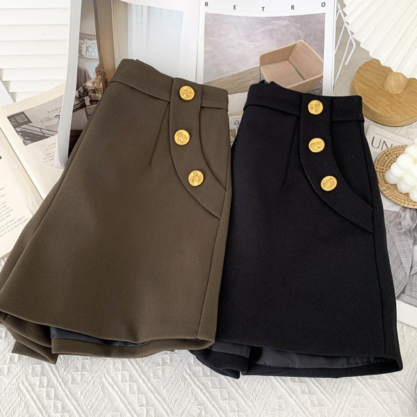 Modern női rövidnadrág gombokkal - magas derék