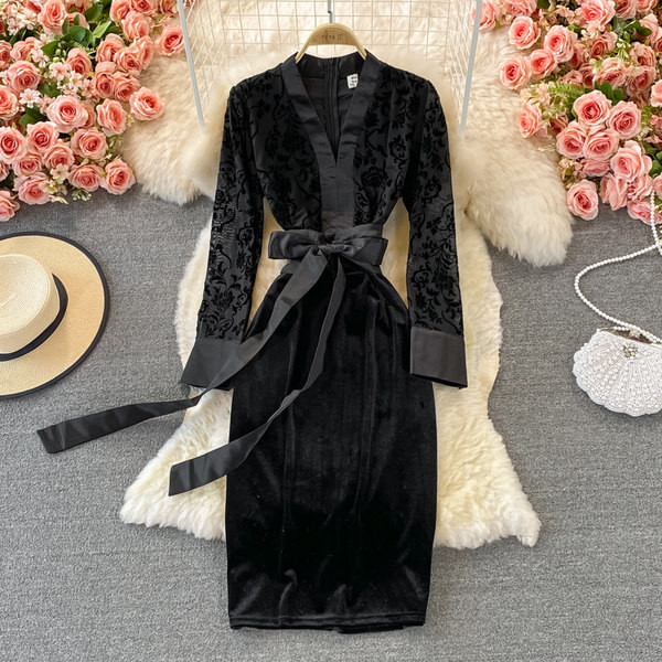 Női bársonyruha övvel és hosszú ujjal