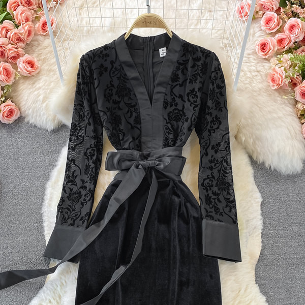 Női bársonyruha övvel és hosszú ujjal