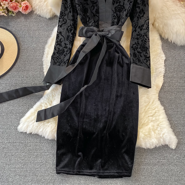 Női bársonyruha övvel és hosszú ujjal