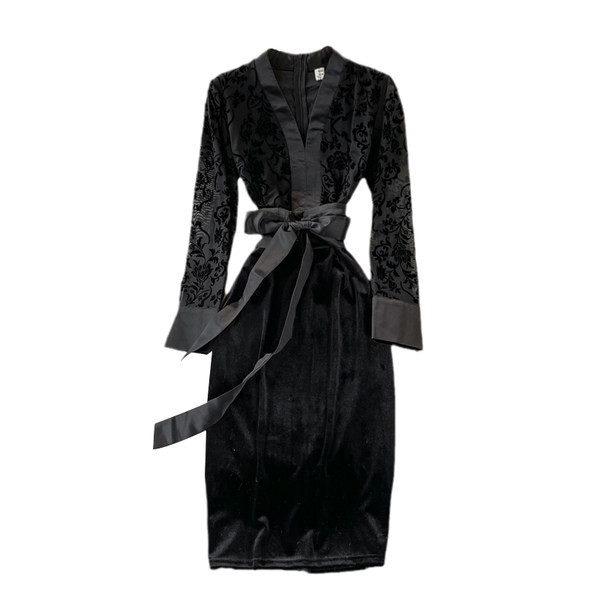 Női bársonyruha övvel és hosszú ujjal