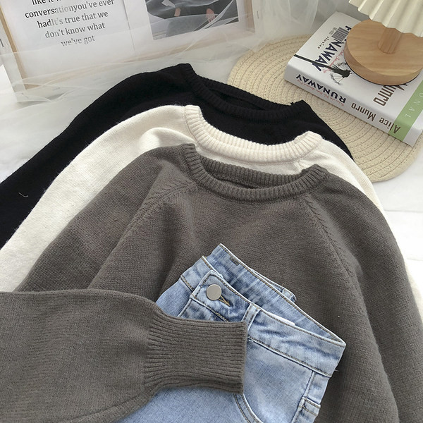 Széles női pulóver kerek nyakkivágással