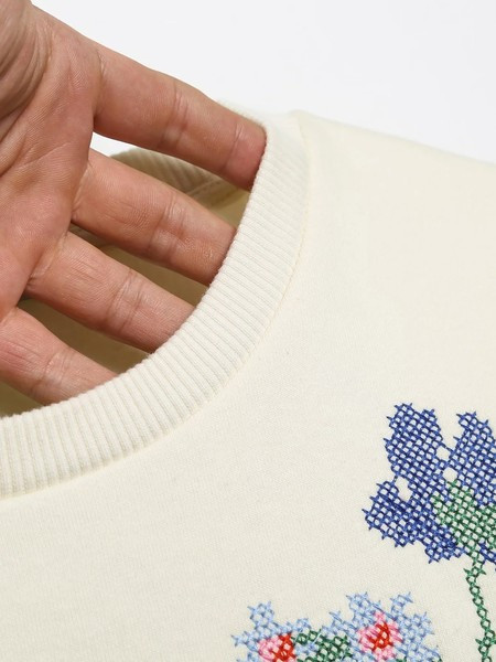 Női blúz virágos hímzéssel