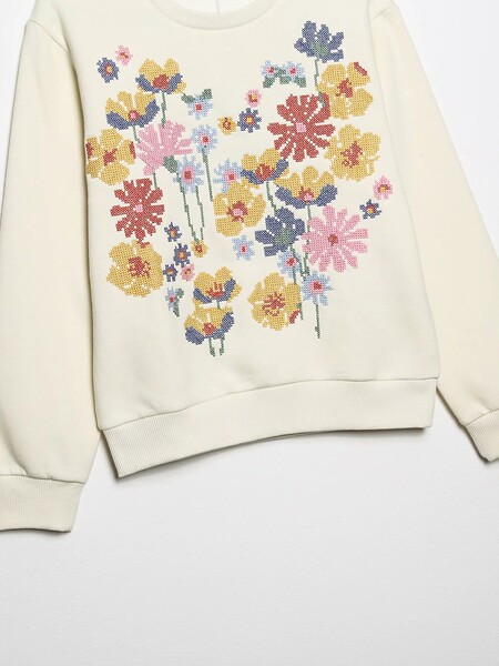 Női blúz virágos hímzéssel