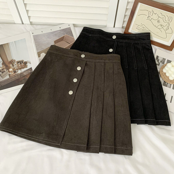 Rövid női szabású szoknya gombokkal