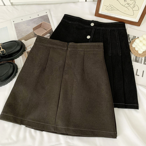 Rövid női szabású szoknya gombokkal