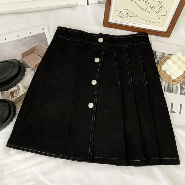Rövid női szabású szoknya gombokkal