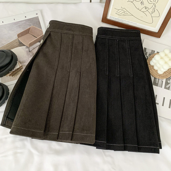 Rövid női szabású szoknya gombokkal