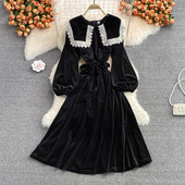 Női bársonyruha csipkével és övvel, fekete színben