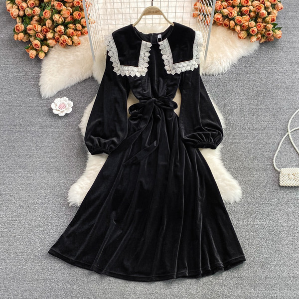 Női bársonyruha csipkével és övvel, fekete színben