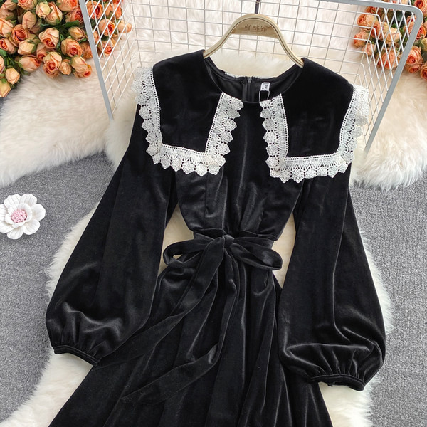 Női bársonyruha csipkével és övvel, fekete színben