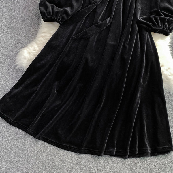 Női bársonyruha csipkével és övvel, fekete színben