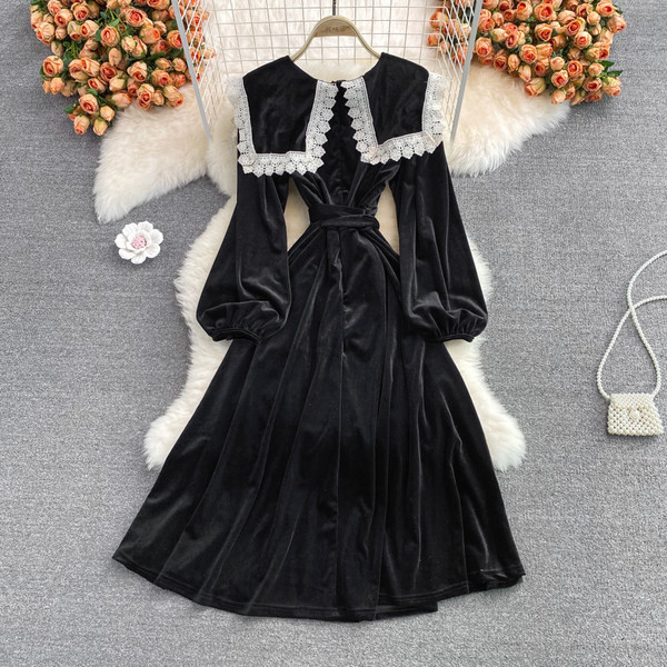 Női bársonyruha csipkével és övvel, fekete színben