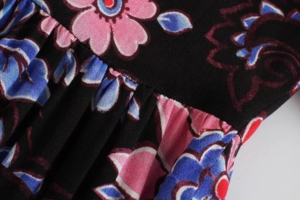 Uue mudeli väljalõikega lillelise mustriga naiste kleit