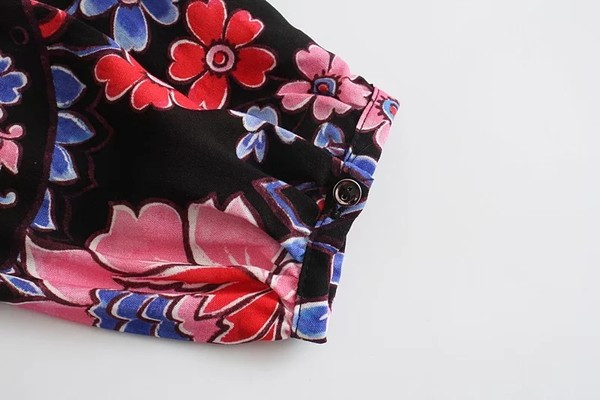 Uue mudeli väljalõikega lillelise mustriga naiste kleit