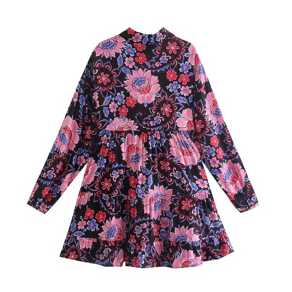 Uue mudeli väljalõikega lillelise mustriga naiste kleit