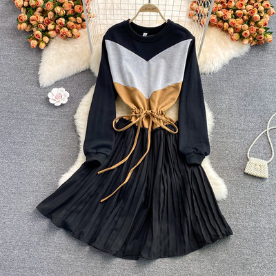 Kahes värvitoonis vöö ja ümara kaelusega naiste kleit