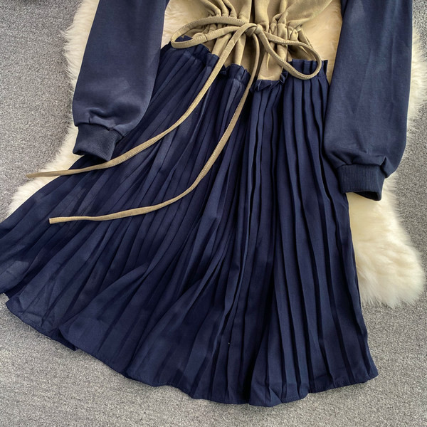 Kahes värvitoonis vöö ja ümara kaelusega naiste kleit