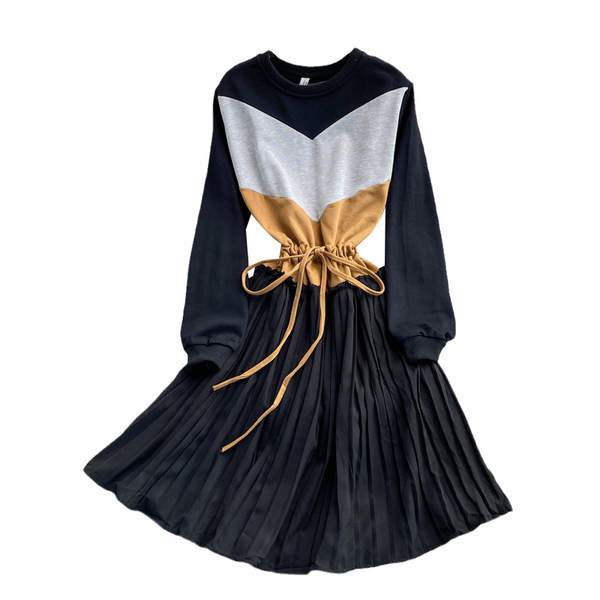 Kahes värvitoonis vöö ja ümara kaelusega naiste kleit