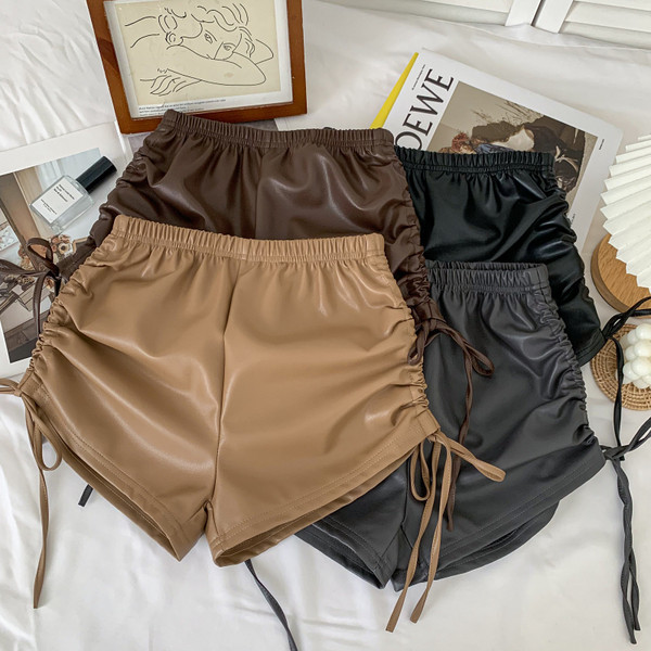 Alkalmi női bőr rövidnadrág fűzős