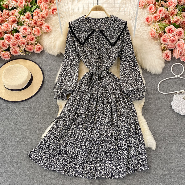 Új modell női ruha gombokkal, széles ujjakkal