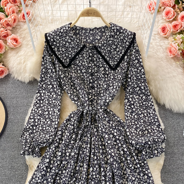 Új modell női ruha gombokkal, széles ujjakkal