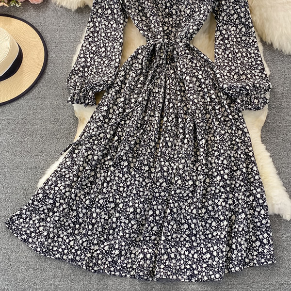 Új modell női ruha gombokkal, széles ujjakkal