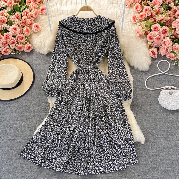 Új modell női ruha gombokkal, széles ujjakkal