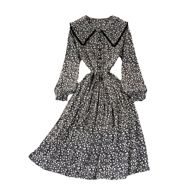 Új modell női ruha gombokkal, széles ujjakkal