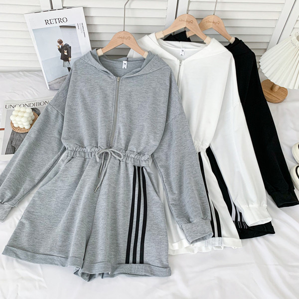 Sportlik vabaaja naiste kombinesoon kapuutsiga