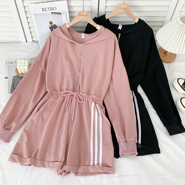 Sportlik vabaaja naiste kombinesoon kapuutsiga