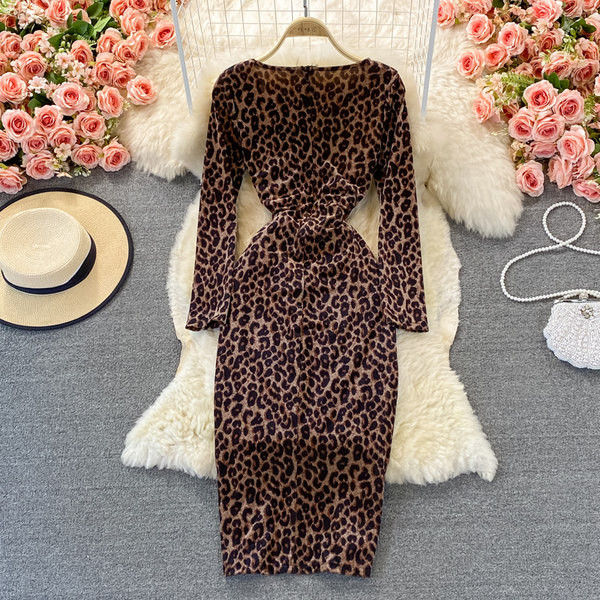 Γυναικείο φόρεμα με άνιμαλ πριντ και λαιμόκοψη spitz